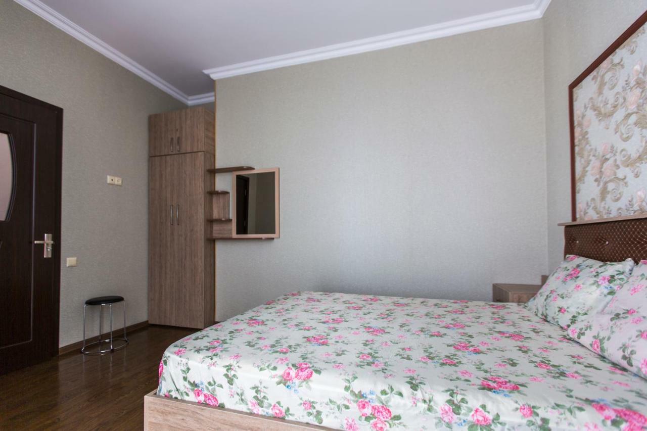 Apartament On Rustaveli Batumi Exterior foto